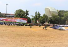 Semarak HUT RI ke 74, Atraksi Terjun Bebas Paskhas TNI AU Lanud Suryadarma Ini Pukau Masyarakat Subang