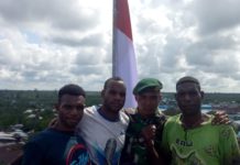 Pemuda Asmat Panjat Tower dan Kibarkan Bendera Merah Putih