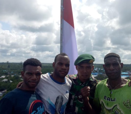 Pemuda Asmat Panjat Tower dan Kibarkan Bendera Merah Putih