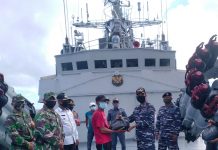 KRI Wiratno-379 Salurkan Paket Sembako ke Masyarakat Pulau Midai