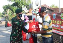 Prajurit Siliwangi Raider Buaya Putih Bagikan Paket Sembako untuk Warga Terdampak Covid-19