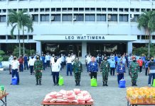 Wanita Angkatan Udara Bagikan Paket Sembako kepada Pegawai Honorer Mabes TNI AU