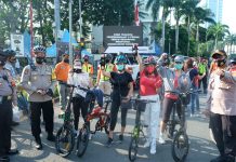 Polda Metro Jaya Bagikan Seribu Masker Logo TNI-Polri