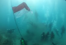 Peringati HUT RI ke 75, Lanal Banten dan Possi Cilegon Kibarkan Bendera Merah Putih di Bawah Laut