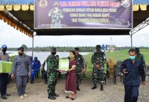 Sambut HUT TNI AL Ke-75, Lanal Palembang Berbagi kepada Masyarakat Pesisir