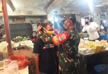 Tekan Penyebaran Covid-19, Danramil 03/Legok Bagikan Masker kepada Pedagang dan Pengunjung Pasar