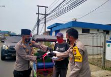 Polda Banten Bagikan Ratusan Masker dan Sembako kepada Warga Kota Serang