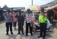 Polsek Tarumajaya Kampanyekan Penggunaan Masker kepada Pedagang dan Pengunjung Pasar Tradisional