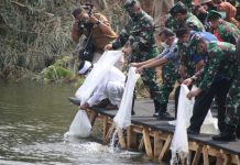 Pangdam III Siliwangi Tebar 15 Ribu Benih Ikan Nila dan Bagikan Sembako di Wilayah Kodim Kabupaten Purwakarta