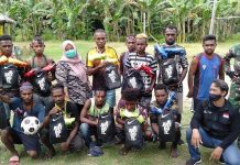 Satgas Yonif Mekanis Raider 413/Divif 2 Kostrad Bagikan Sepatu Bola kepada Pemuda Papua