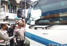 Operasi Zebra Polda Metro Jaya Gelar Aksi Simpatik, Bagikan Beras Kemasan 5 Kg dan Masker di 5 Gerbang Tol
