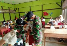 Satgas Yonif 642/Kapuas Bantu Puskesmas Desa Aruk Berikan Imunisasi DPT kepada Anak