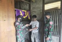 Satgas Yonif 642/Kapuas kembali Terima 2 Pucuk Senpi Rakitan dari Warga Perbatasan