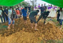 Satgas Pamtas Yonif 642/Kapuas Bantu Pemakaman Warga Desa Jagoi Babang