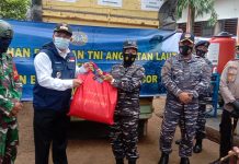TNI AL Salurkan Bantuan kepada Korban Tanah Longsor di Sumedang