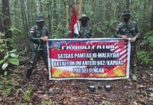Jaga Batas Negara, Satgas Pamtas RI-Malaysia Yonif 642 Patroli Patok Perbatasan