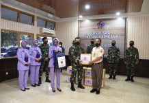 Ketua IKKT Cabang 10 Puspen TNI Berikan Bantuan Sosial kepada Korban Banjir