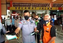 Ditresnarkoba Polda Metro Jaya Bagikan 30 Ribu Masker di Terminal Bus Kampung Rambutan