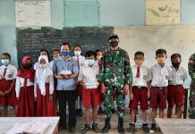 Satgas Yonif 642 Bagikan Buku dan Alat Tulis kepada Siswa Perbatasan RI-Malaysia