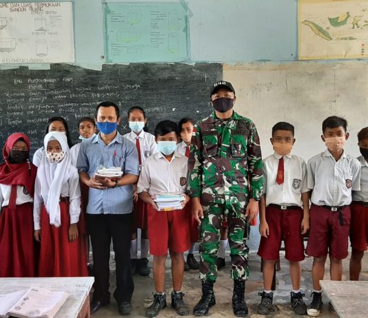 Satgas Yonif 642 Bagikan Buku dan Alat Tulis kepada Siswa Perbatasan RI-Malaysia