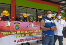 Dukung Kampung Tangguh, PMJ dan Pertamina Patra Niaga-PT GUN Bagi Ribuan Masker ke Sopir Tangki BBM