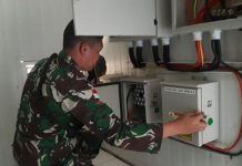 TNI Bantu Masyarakat Skofro Hidupkan Kembali PLTS Yang Sudah Tiga Tahun Tidak Berfungsi