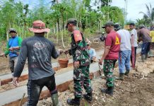 Prajurit TNI Bersama Masyarakat Gotong Royong Mengecor Jalan di Kampung Koya Koso Papua