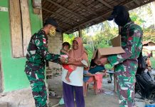 Tebar Berkah Ramadhan, Satgas Yonif 642/Kapuas Bagikan Takjil di Perbatasan