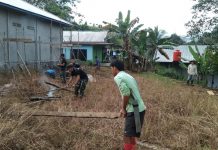 Dukung Fasilitas Pendidikan, Satgas Yonif 642 Gotong Royong Bersama Warga Bangun WC PAUD