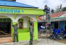 Satgas Pamtas Yonif 131 Bantu Warga Renovasi Musholah di Kampung Sanggaria Papua
