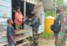 TNI Berbagi Sembako Kepada Masyarakat Perbatasan di Papua