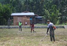 TNI Melaksanakan Karya Bakti Bersama Masyarakat Papua