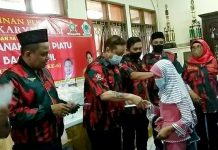 Teteskan Air Mata Saat Santuni Anak Yatim Piatu, Ketum Baladhika Karya SOKSI: Rajin Belajar dan Jaga Kesehatan