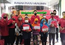 Depidar 8 SOKSI DKI Jakarta Serahkan Bantuan Uang Tunai dan Ratusan Sarung kepada Yayasan Rumah Panti Muslimin