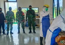 Babinsa Kodim 1208/Pemangkat Kawal Pelaksanaan Tracking Kontak Erat Keluarga Pasien Covid-19
