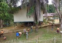 Peduli Pendidikan, Personel Yonif 642/Kapuas Bersihkan Lingkungan SD Negeri 03 Semitau Hilir