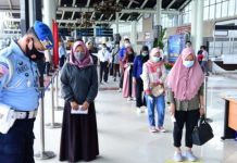 Peserta Vaksinasi TNI AU-Kombata Serentak Mendoakan Masyarakat yang Meninggal Akibat Covid-19