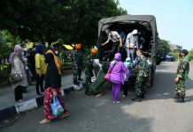 TNI Angkatan Udara Kerahkan Truk Tentara Jemput Peserta Serbuan Vaksinasi Covid-19