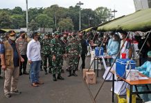 Ketua Satgas bersama Panglima TNI dan Menkes Tinjau Serbuan Vaksin Serentak di GBK Senayan