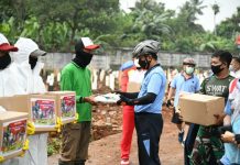 Jelang Hari Bakti Ke-74, TNI AU Bagikan Ratusan Paket Sembako dan APD kepada Petugas Makam