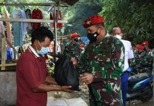 Peduli Warga Terdampak Masa PPKM, Kopassus Bagikan 2000 Paket Sembako ke Wilayah Desa Binaan