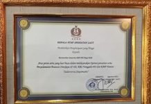 KSAL Beri Penghargaan kepada KRI Rigel-933 Atas Peran Serta dalam Operasi SAR Musibah di Perairan Indonesia