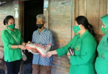 Persit Grup 2 Kopassus Bagikan 2.380 Paket Beras kepada Warga Kurang Mampu