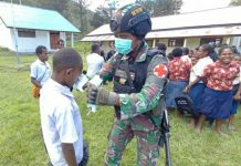 Cegah Penyebaran Covid-19, Satgas TNI Laksanakan Sosialisasi dan Bagikan Masker kepada Siswa