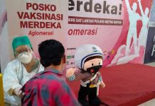 Tenaga Kesehatan di Gerai Vaksinasi Merdeka Satpas SIM Cinere Gunakan APD Lengkap