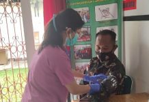 Personel Satgas Pamrahwan Yonif RK 751/VJS Bantu Warga yang Membutuhkan Donor Darah