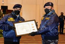 KSAL Sematkan Brevet Kehormatan Hidro-Oseanografi TNI AL kepada Menhub RI