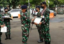 Danpushidrosal Beri Penghargaan kepada Prajurit Berprestasi di PON XX Papua dan KRI Teladan