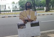 Pria Ini Nekad Gelar Aksi Demo Sendiri, Minta Perhatian ke Jokowi