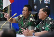Yel-yel dan Jajar Kehormatan Prajurit Korps Marinir Sambut Kedatangan Panglima TNI